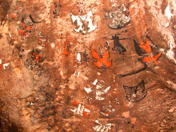 cuevas pintadas de guachipas (argentina). conjunto de pinturas aborígenes prehispánicas con representaciones antropomorfas. - aboriginal art aborigine rock fotografías e imágenes de stock