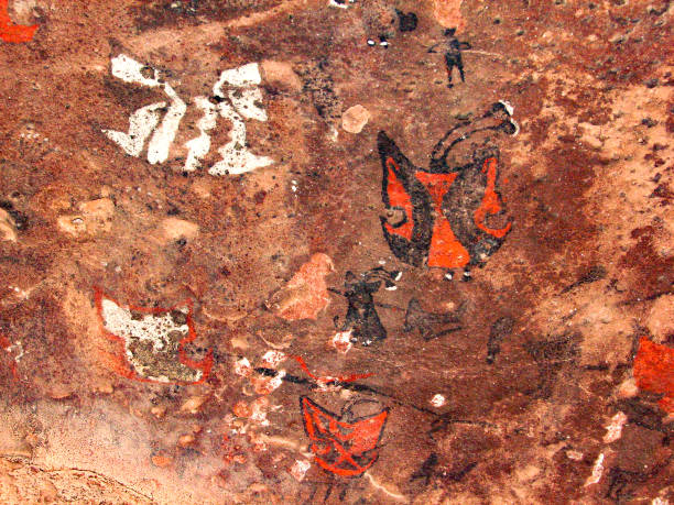 cuevas pintadas de guachipas (argentina). grupo de pinturas con representaciones antropomorfas de diferentes colores. - aboriginal art aborigine rock fotografías e imágenes de stock