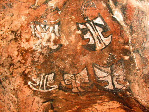 cuevas pintadas de guachipas (argentina). pinturas rupestres en blanco y negro de un grupo de guerreros. - aboriginal art aborigine rock fotografías e imágenes de stock