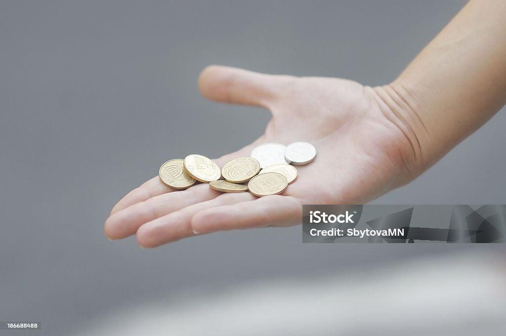 Mujer agarrando monedas (shekels) - Foto de stock de Actividades bancarias libre de derechos