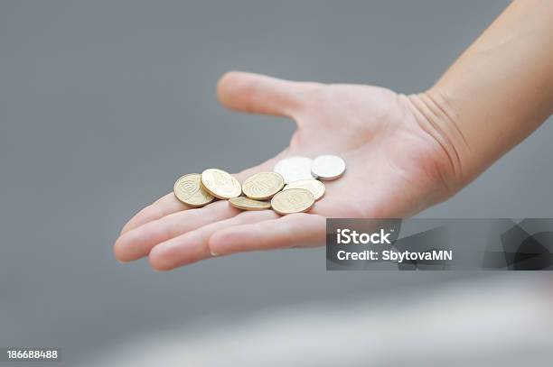 Mujer Agarrando Monedas Foto de stock y más banco de imágenes de Actividades bancarias - Actividades bancarias, Adulto, Agarrar