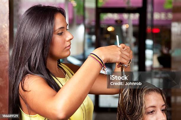 Photo libre de droit de Jeune Femme Travaillant Dans Un Salon De Coiffure Coupeciblant Cut banque d'images et plus d'images libres de droit de 18-19 ans