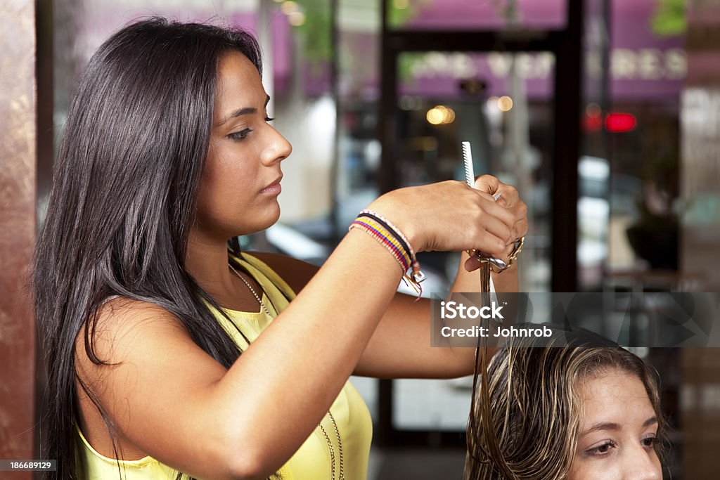 Giovane donna che lavora in un salone di capelli fresa concentrarsi su cut - Foto stock royalty-free di 18-19 anni