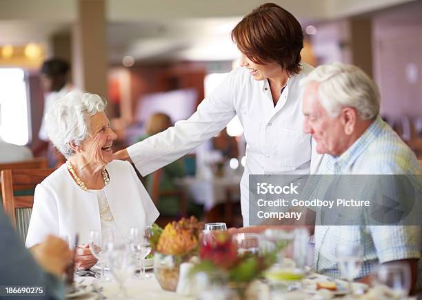 Hay Algo Más Que Pueda Conseguir Para Ti Foto de stock y más banco de imágenes de Tercera edad - Tercera edad, Sentarse a comer, Comer