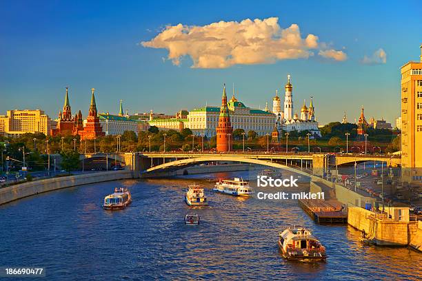 Moskau Kremlim Und Embankment Stockfoto und mehr Bilder von Architektur - Architektur, Auto, Außenaufnahme von Gebäuden