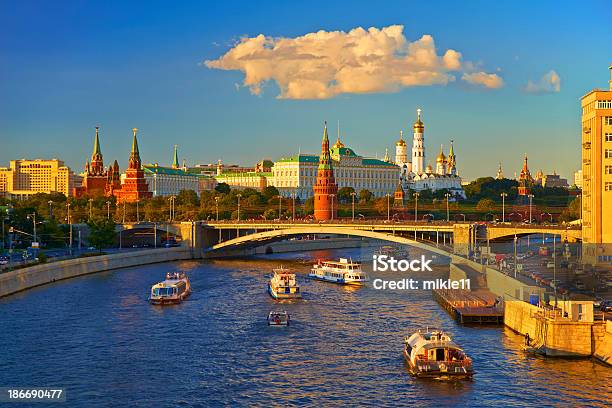 Foto de Moscou Kremlim E Embankment e mais fotos de stock de Arcaico - Arcaico, Arquitetura, Barco de passageiros