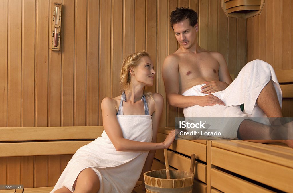 Paar Entspannen in der sauna - Lizenzfrei Alternative Behandlungsmethode Stock-Foto