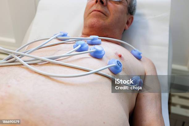 Foto de Electrocardiographysenior No Médico E Enfermeiro Ecg De Gravação e mais fotos de stock de Derrame Cerebral