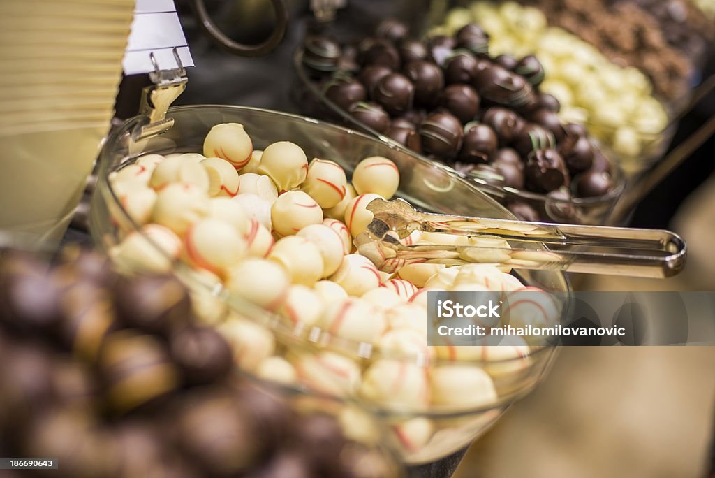 Biała czekolada słodka w sklepie - Zbiór zdjęć royalty-free (Bez ludzi)