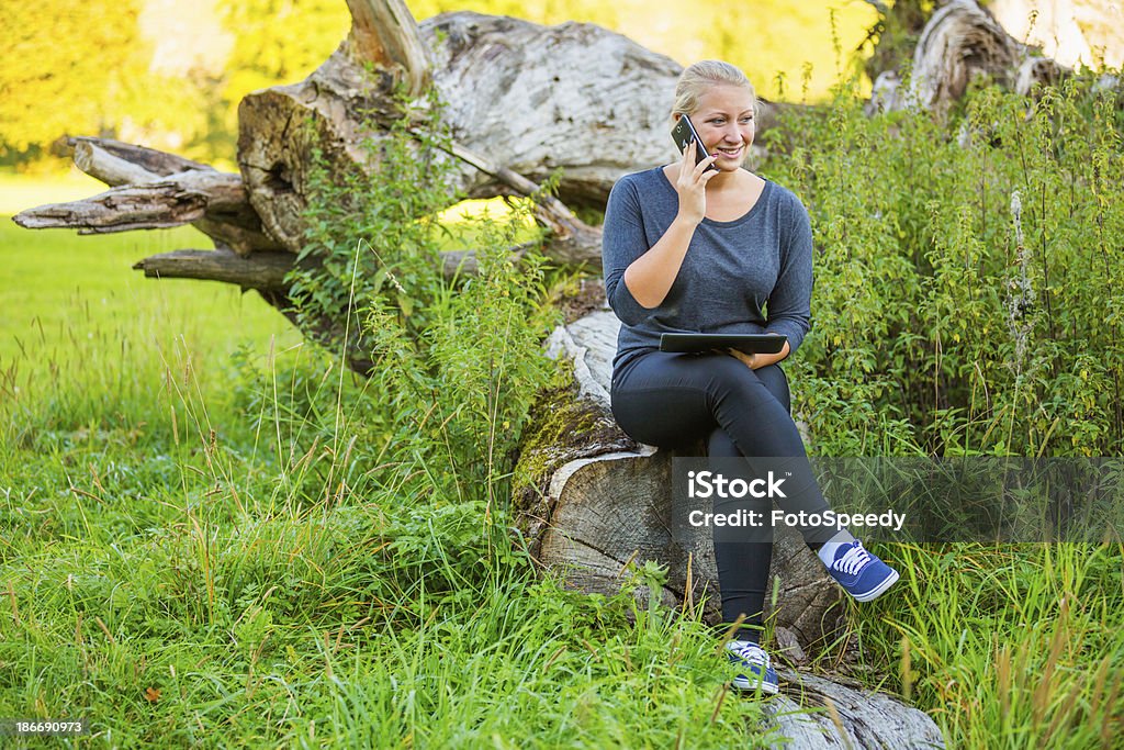 Menina com um smartphone e tablet digital - Royalty-free A caminho Foto de stock