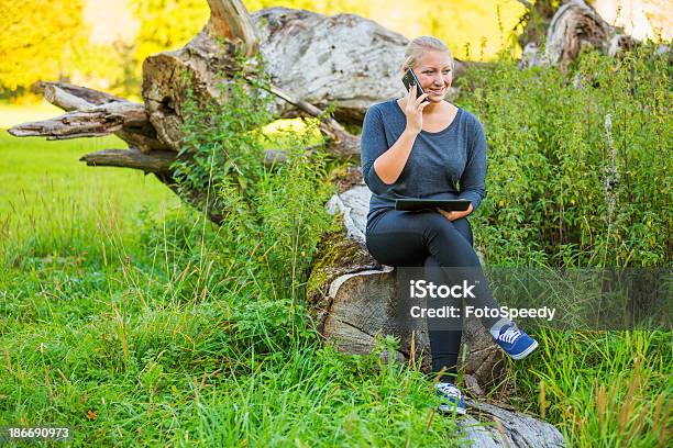 Menina Com Um Smartphone E Tablet Digital - Fotografias de stock e mais imagens de A caminho - A caminho, A usar um telefone, Adulto