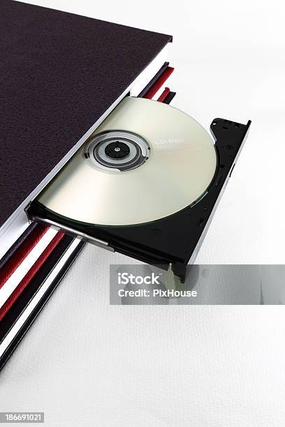 Livro De Cd - Fotografias de stock e mais imagens de Aberto - Aberto, Abrir, Amontoar