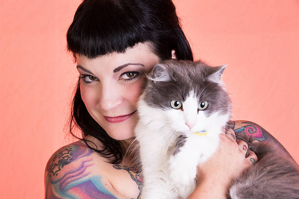 istock Smiling pinup model with curious cat. 186691112