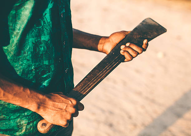 uomo africano tenendo machete. - nigerian culture men africa african culture foto e immagini stock