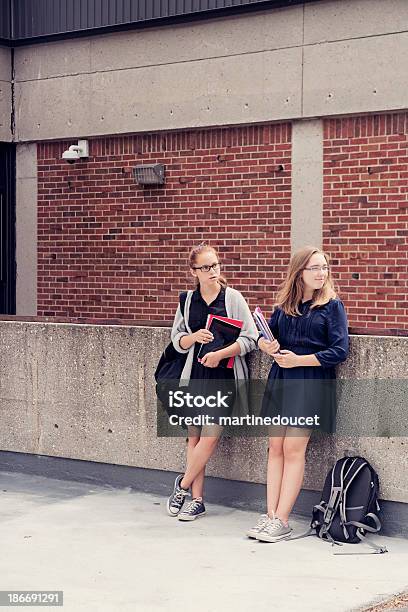 Dwóch Nastolatków Czekać Przed High School - zdjęcia stockowe i więcej obrazów 14-15 lat - 14-15 lat, Adolescencja, Budynek szkolny