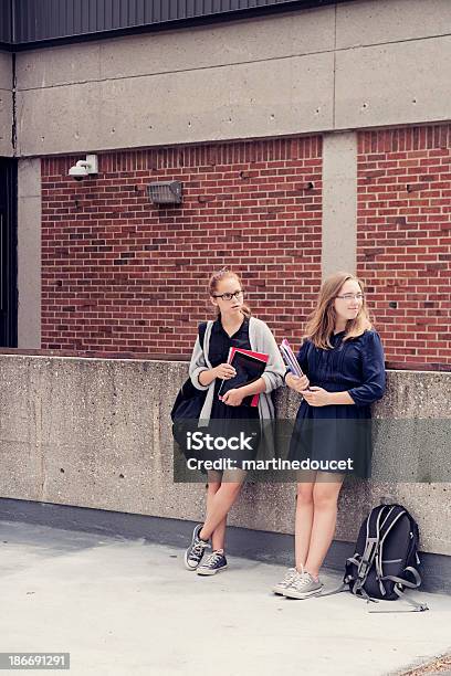 Duas Adolescentes Em Espera Na Frente Do Liceu - Fotografias de stock e mais imagens de 14-15 Anos - 14-15 Anos, Adolescente, Adolescência