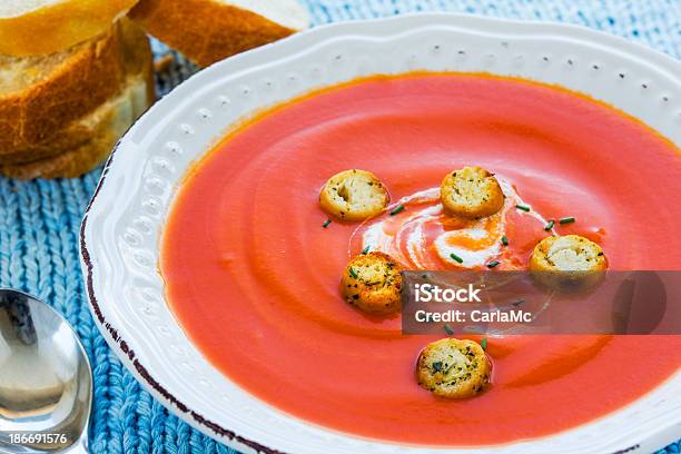 Tomatensuppe Stockfoto und mehr Bilder von Blau - Blau, Brotsorte, Creme Fraiche