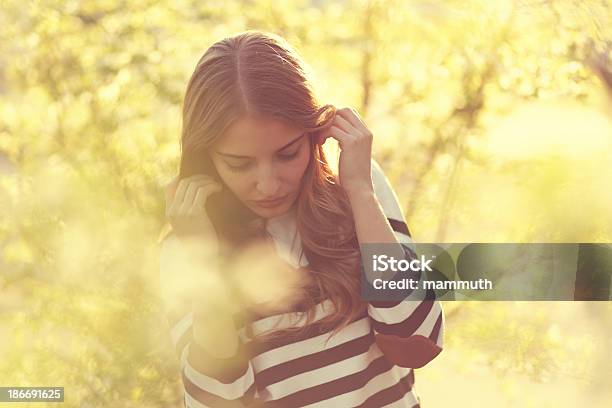 Menina No Parque - Fotografias de stock e mais imagens de Adolescente - Adolescente, Adulto, Ao Ar Livre