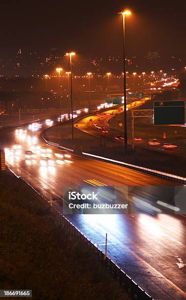 Rainy Autobahnverkehr In Der Nacht Stockfoto und mehr Bilder von Autoscheinwerfer - Autoscheinwerfer, Beleuchtet, Bewegung