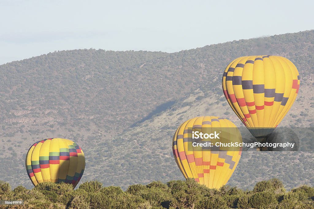 Voo de balão de ar quente do deserto - Foto de stock de Balão de ar quente royalty-free