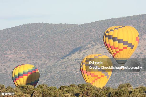 Foto de Voo De Balão De Ar Quente Do Deserto e mais fotos de stock de Balão de ar quente - Balão de ar quente, Três Objetos, Arizona