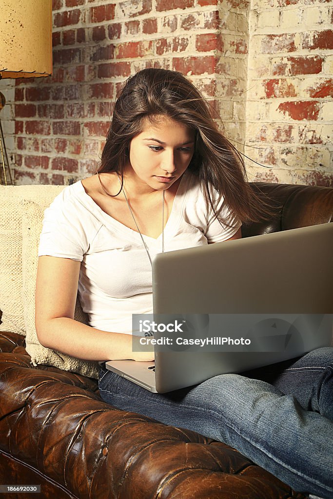 Adolescente estudiando en SOFÁ - Foto de stock de 18-19 años libre de derechos