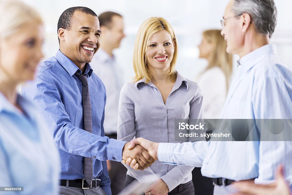 Geschäftsleute schütteln die Hände nach Abschluss des Tages - Lizenzfrei Abmachung Stock-Foto