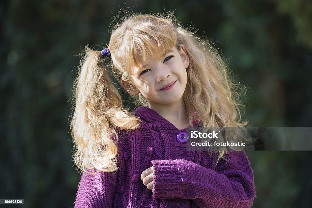 Маленькая девочка с Хвосты - Стоковые фото Волнистые волосы роялти-фри