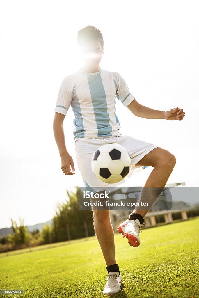 Joueur de football jouant avec le ballon - Photo de Adulte libre de droits