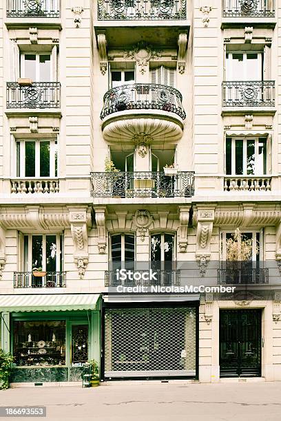 Photo libre de droit de Appartement Parisien Façade Du Bâtiment banque d'images et plus d'images libres de droit de Paris - France - Paris - France, Façade, Fermé