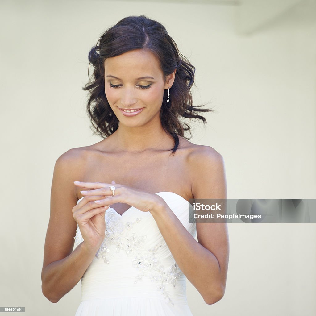 Ее любимая украшениями - Стоковые фото Кольцо невесты роялти-фри