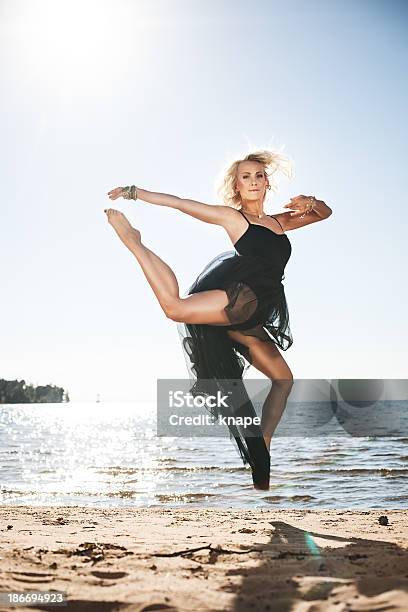 女性のビーチでダンス - 1人のストックフォトや画像を多数ご用意 - 1人, 20-24歳, 20代