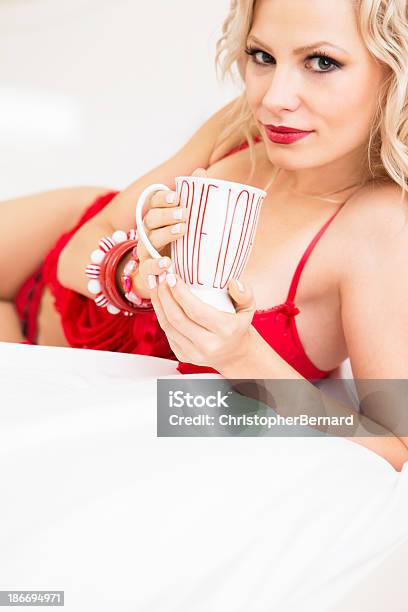 Lächelnde Frau In Roten Dessous Trinkt Kaffee Stockfoto und mehr Bilder von 20-24 Jahre - 20-24 Jahre, 25-29 Jahre, Attraktive Frau