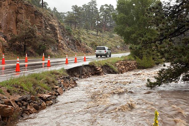 flut wasser unterminieren estes park highway, colorado - big thompson river stock-fotos und bilder