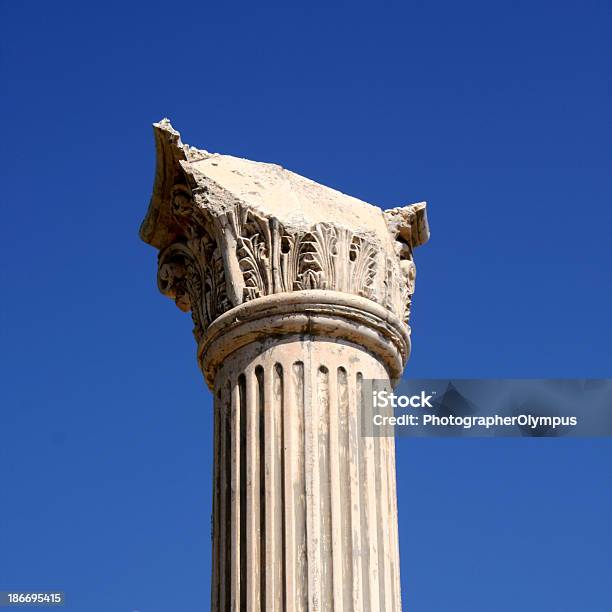 Broken Column - Fotografie stock e altre immagini di Architettura - Architettura, Bianco, Cielo