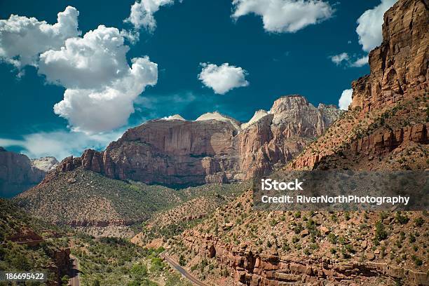 Foto de Parque Nacional De Zion e mais fotos de stock de Azul - Azul, Beleza natural - Natureza, Calor