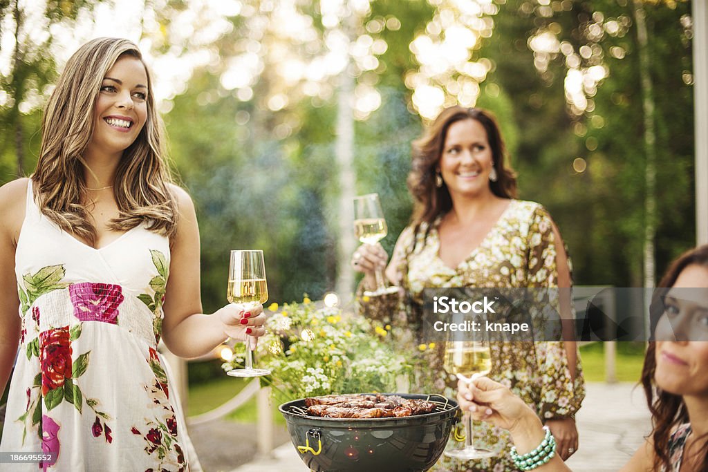 Bella donna all'aperto sulla terrazza - Foto stock royalty-free di Griglia per barbecue