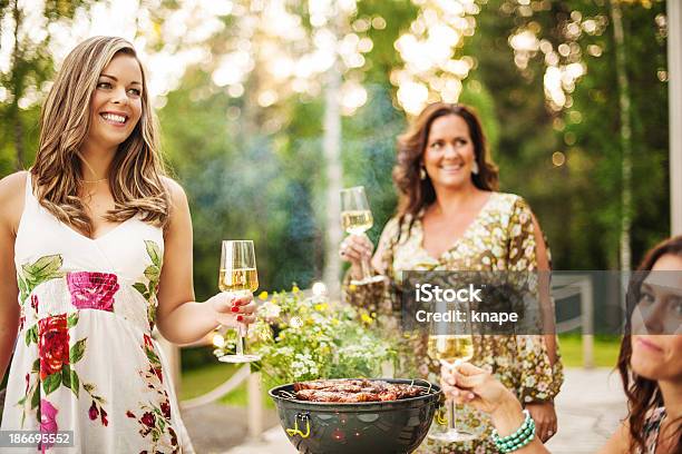 Linda Mulher Ao Ar Livre No Terraço - Fotografias de stock e mais imagens de Grelhador - Grelhador, Vinho, Churrasco - Encontro Social