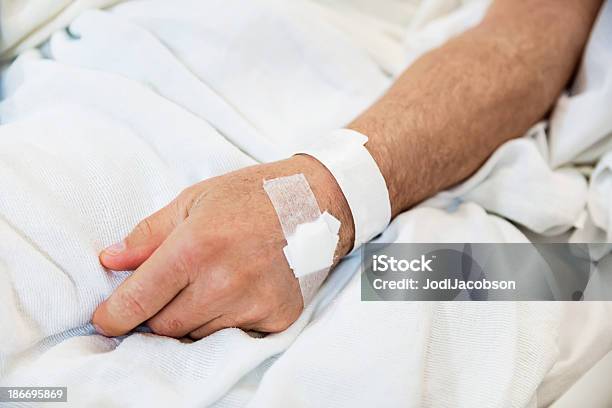 Manns Arm In Einem Krankenhaus Bett Mit Idarmband Stockfoto und mehr Bilder von Bett