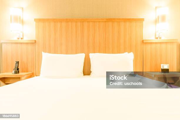 Moderne Hotel Stockfoto und mehr Bilder von Beistelltisch - Beistelltisch, Bett, Bettbezug