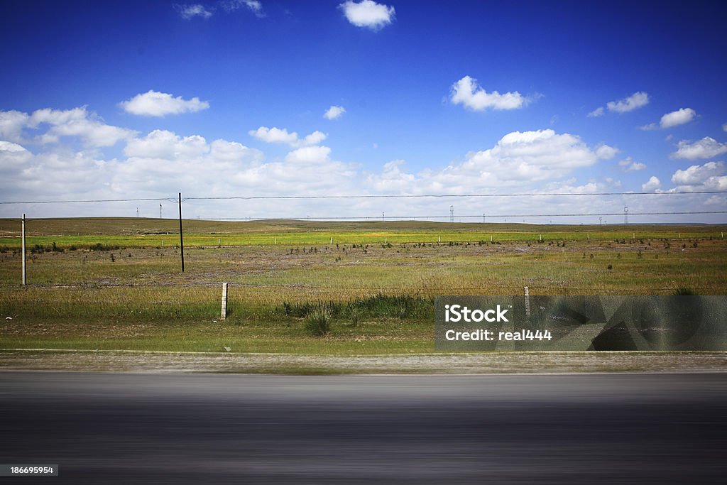 Estrada e azul céu nublado - Royalty-free Ajardinado Foto de stock