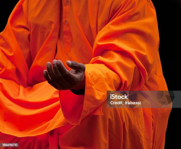 Foto de Meditating e mais fotos de stock de Atividade Imóvel - Atividade Imóvel, Budismo, Cor Vibrante
