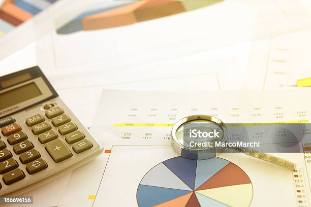 Foto de Tabelas De Negócios e mais fotos de stock de Calculadora - Calculadora, Calcular, Caneta