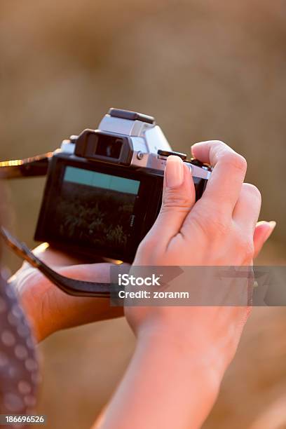 Photo libre de droit de Prendre Une Photo banque d'images et plus d'images libres de droit de Adulte - Adulte, Appareil photo, Appareil photo numérique