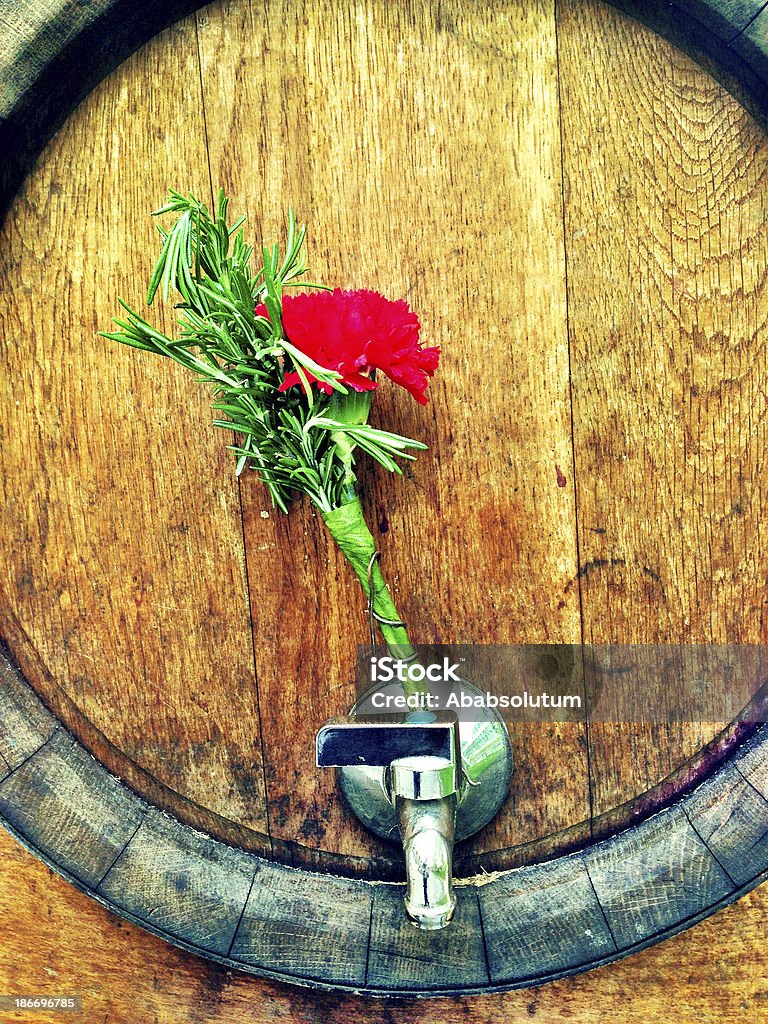 Wein, Holzfass mit Rote Nelke am Labor Day - Lizenzfrei Alkoholisches Getränk Stock-Foto