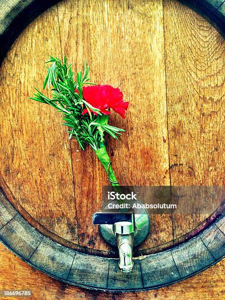Botte Di Vino Con Rosso Garofano Del Labor Day - Fotografie stock e altre immagini di Alchol - Alchol, Ambientazione esterna, Barile