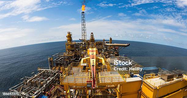 Foto de Fpso De Estação Petrolífera e mais fotos de stock de Veículo Aquático - Veículo Aquático, Plataforma Marítima, Óleo