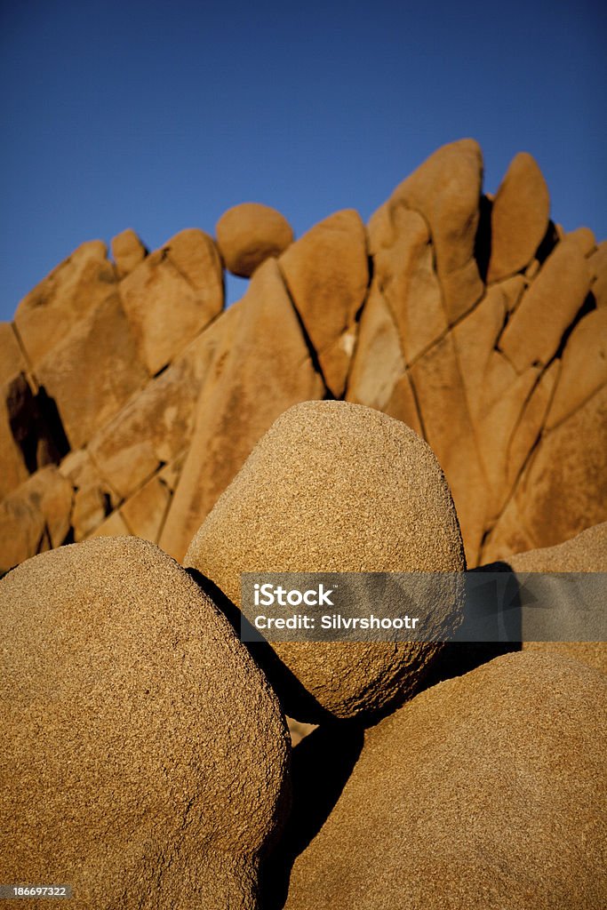 Équilibrant Boulder dans le parc National de Joshua Tree - Photo de Caillou libre de droits