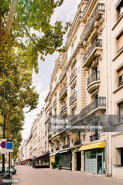 Paris Boulevard Con Tiendas Y Apartamentos Foto de stock y más banco de imágenes de Fachada arquitectónica - Fachada arquitectónica, París, Tienda - Lugar de comercio
