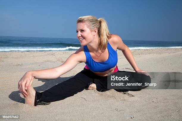 Bela Loira Mulher Exercitar Na Praia - Fotografias de stock e mais imagens de Adulto - Adulto, Ao Ar Livre, Areia